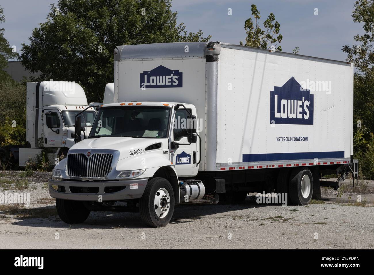 Featured image for delivery from lowes - International semi truck hi-res stock ...