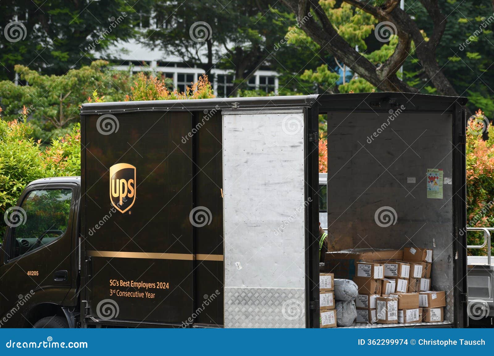 Featured image for delivery from ups - UPS Truck Loading Parcels for Its ...