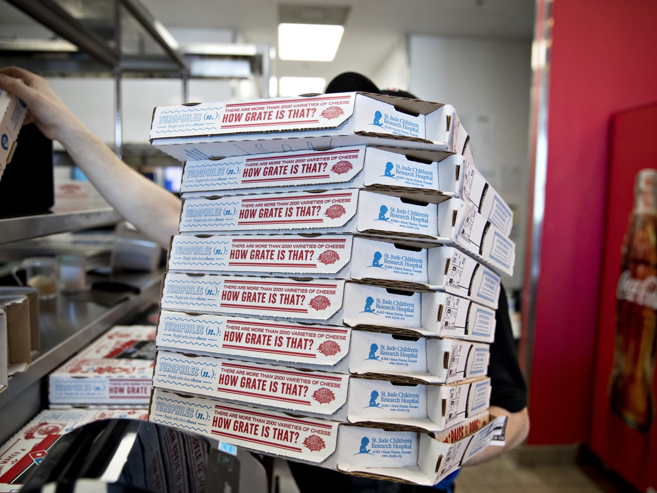 Featured image for how much is delivery from domino's pizza - Pizza Goes It Alone on Delivery - WSJ